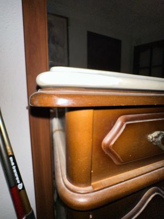 Recibidor antiguo de madera y mármol