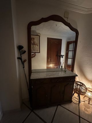 Recibidor antiguo de madera y mármol