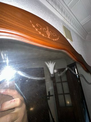 Recibidor antiguo de madera y mármol