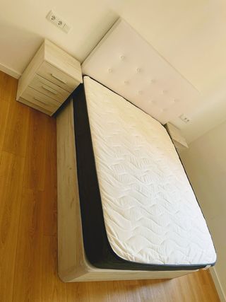 Cama doble con cabecero blanco