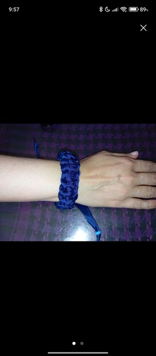 Pulsera azul tejida