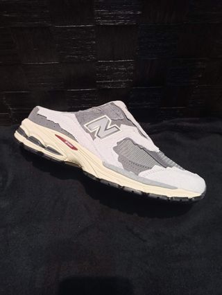 New Balance 2002R NA