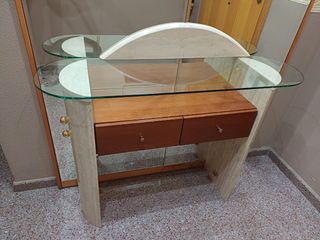 Recibidor mármol-vidrio.