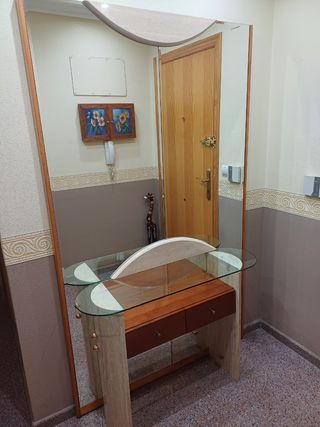 Recibidor mármol-vidrio.
