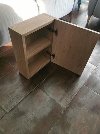 Armario de madera pequeño de pared para baño.