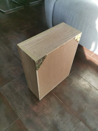 Armario de madera pequeño de pared para baño.