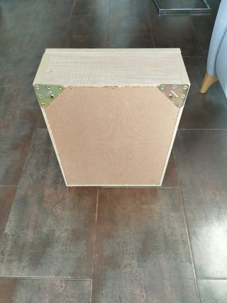 Armario de madera pequeño de pared para baño.