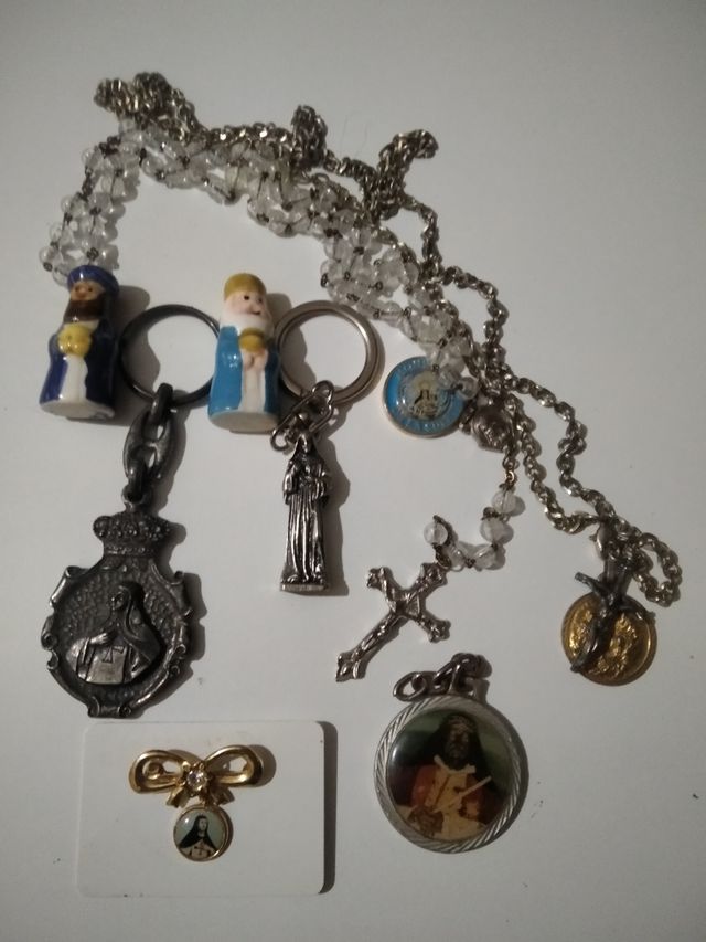 Bisutería religiosa: 8 piezas