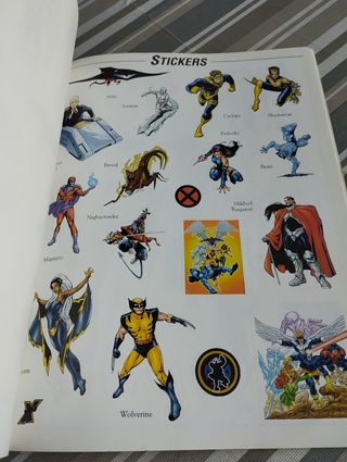 Revista de pegatinas universo Marvel 