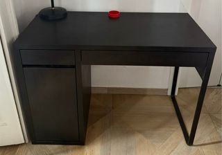 Scrivania moderna in legno scuro