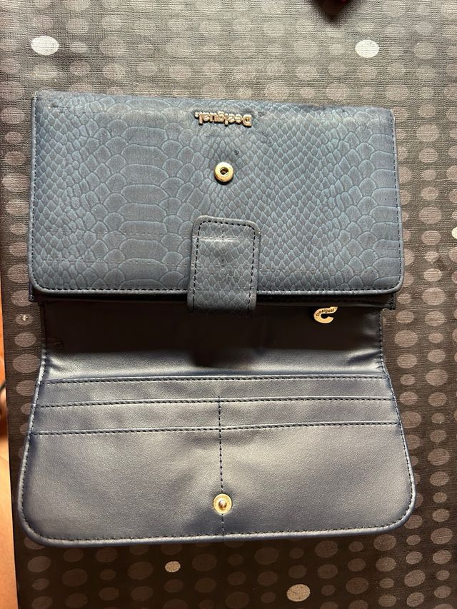 Cartera Desigual azul.