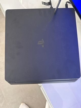 PS4 Slim (PlayStation 4) 1TB + 2 mandos + GTA V