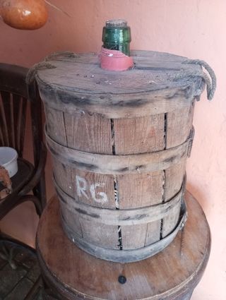 Damajuana antigua en caja madera