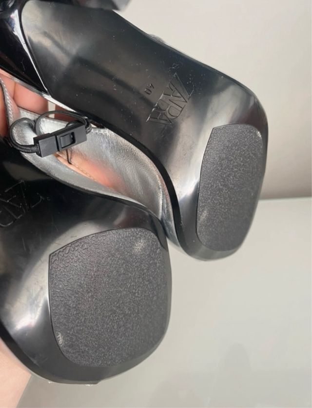 Sandalia tacón metalizada