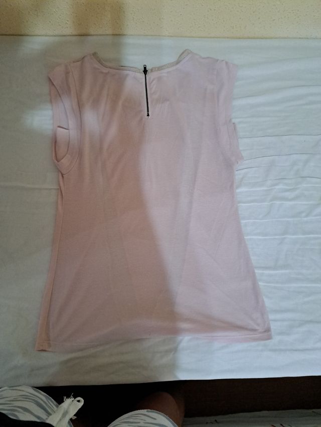 Camiseta rosa y dorada