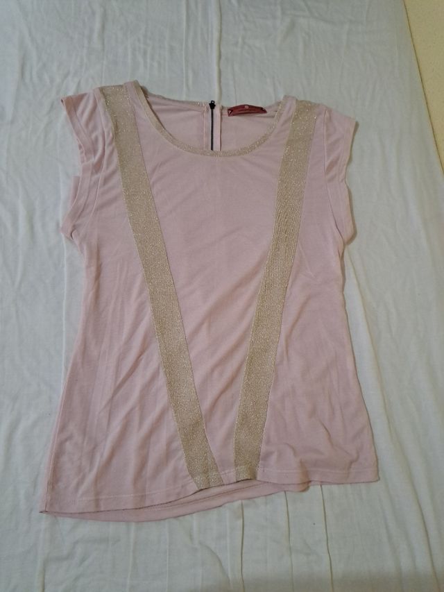 Camiseta rosa y dorada