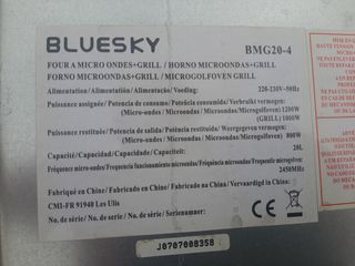 Vendo Microondas Bluesky con grill y Sanwichera.
