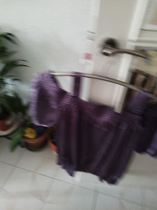 Blusa morada veraniega.