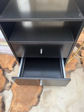 Estantería negra con cajones