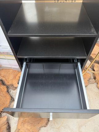 Estantería negra con cajones