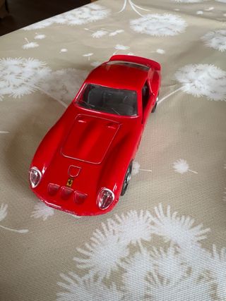 2 auto Ferrari in scala