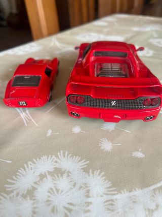 2 auto Ferrari in scala