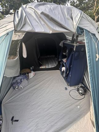 Tienda camping.4 sillas. y muebles de cocina.