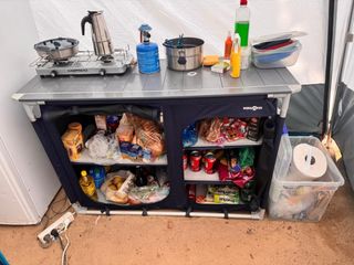 Tienda camping.4 sillas. y muebles de cocina.