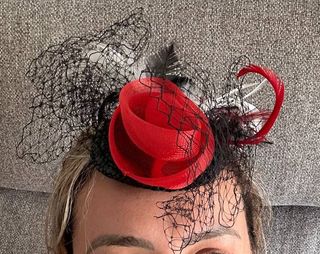 Tocado Rojo-Negro handmade estilo Cruella