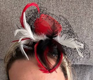Tocado Rojo-Negro handmade estilo Cruella