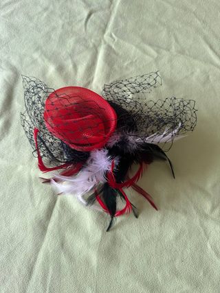 Tocado Rojo-Negro handmade estilo Cruella