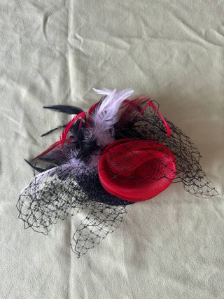 Tocado Rojo-Negro handmade estilo Cruella