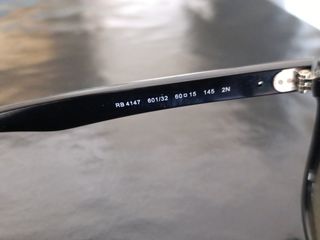 Occhiali Rayban neri e marroni