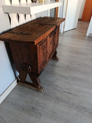 Baúl antiguo de madera tallada