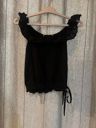 Blusa negra de tirantes escote barca con puntilla