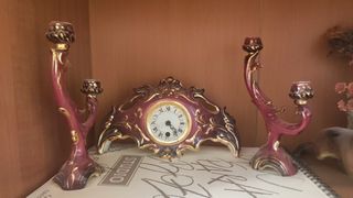 Orologio e candelieri in ceramica dorata e rossa