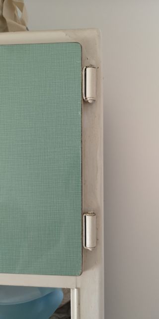 Armario vitrina vintage blanco y verde