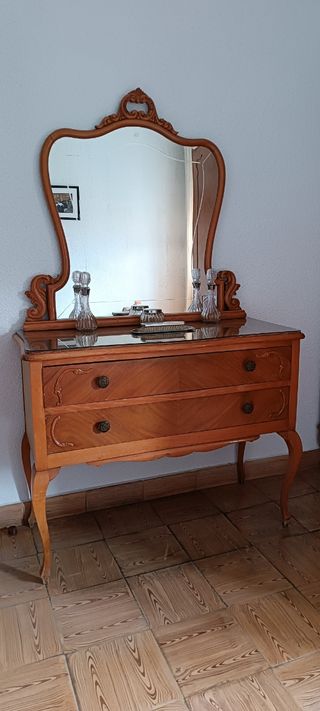 Cómoda antigua de madera - espejo