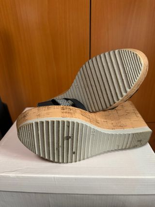Sandalias cuña shoespiel negras y plateadas