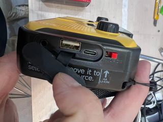 PRUNUS J-369 Radio Solar y a Pilas, Radios Emergen