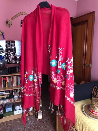 Chal rojo bordado - flecos