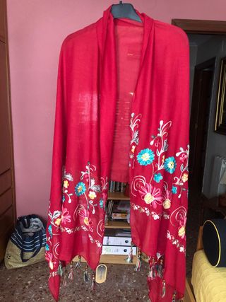 Chal rojo bordado - flecos