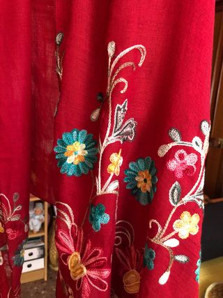 Chal rojo bordado - flecos