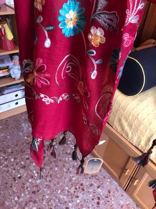 Chal rojo bordado - flecos