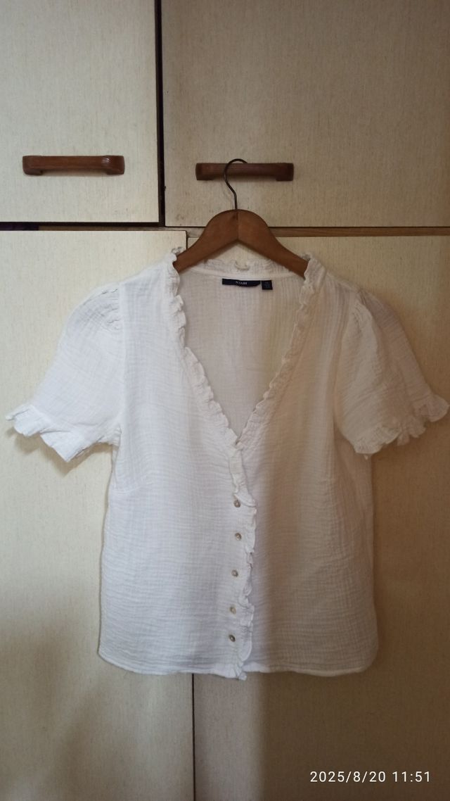 Blusa blanca Kiabi volante XS