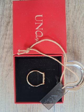 Anillo Uno de 50 chapado en oro con topacios.