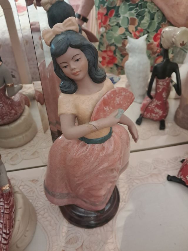 Figura porcelana niña abanico