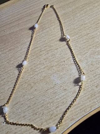Collar chapado en oro con piedras blancas