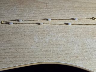 Collar chapado en oro con piedras blancas