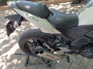 Kawasaki Z750 - Moto blanca